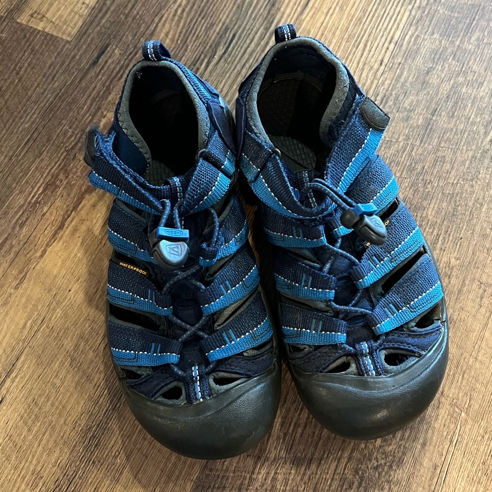Keens sandals boys size 4 blue and black great for out door activities Velcro